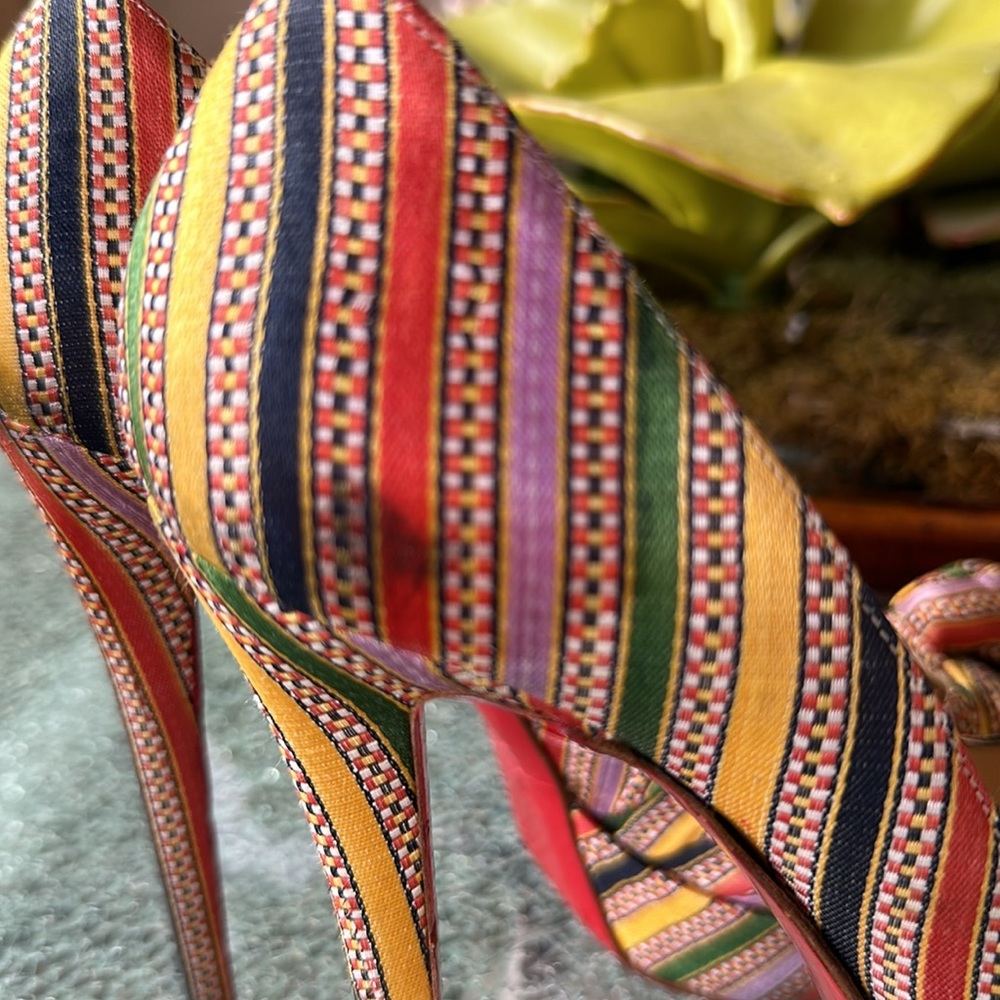 BEAUTIFUL CHRISTIAN LOUBOUTIN SILK FABRIC STILETTOS, 39. GUC - Picture 6 of 11